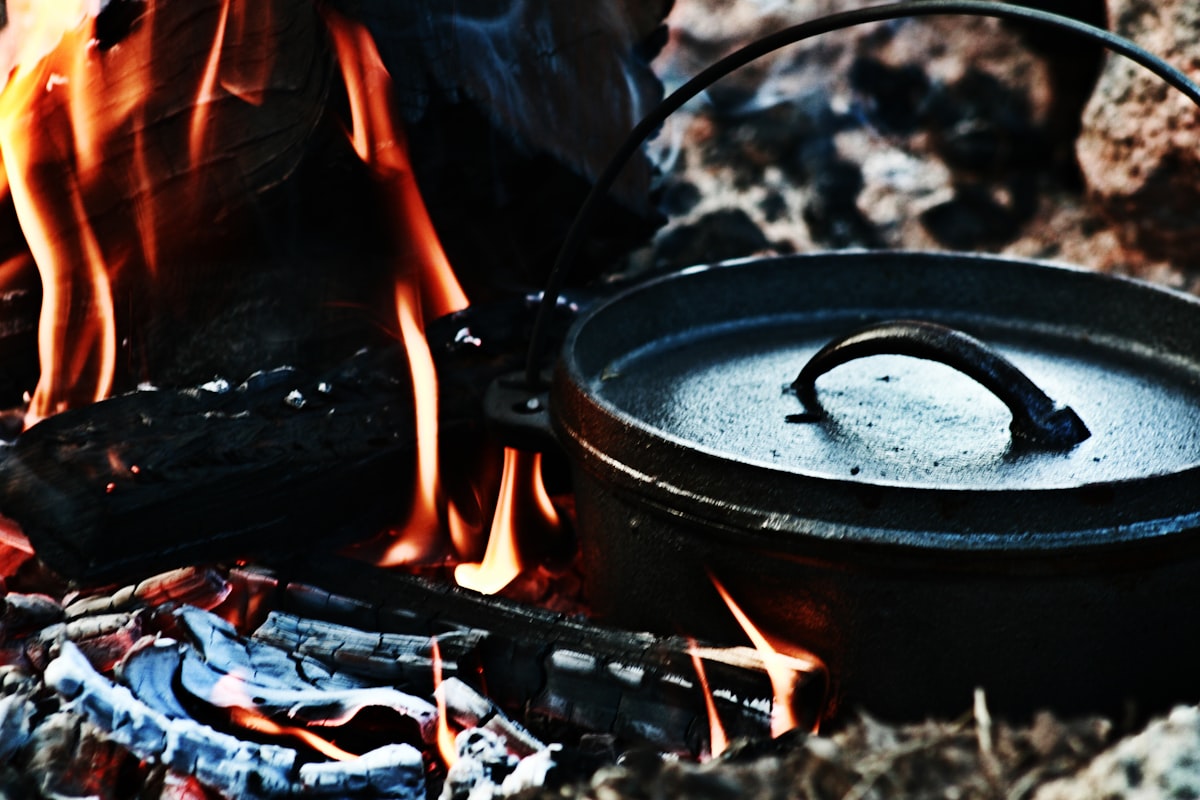 Cast Iron Dutch Oven (5.5 Qt)